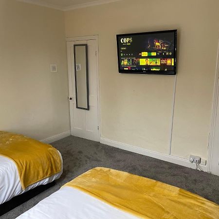 3 Bedrooms Comfortable Home With Jacuzzi Hot Tub Sleeps 10 Leicester Extérieur photo