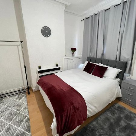 3 Bedrooms Comfortable Home With Jacuzzi Hot Tub Sleeps 10 Leicester Extérieur photo