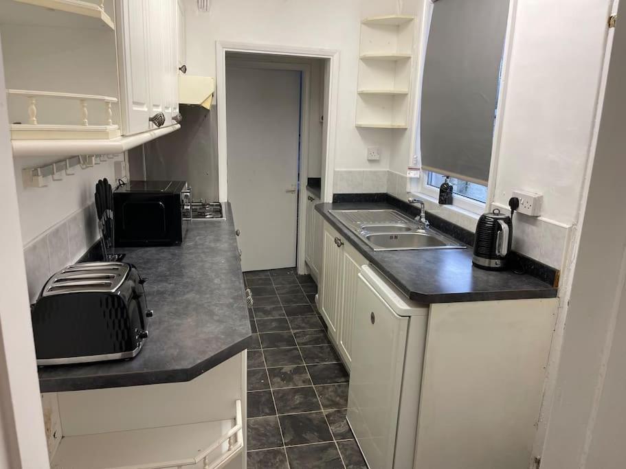 3 Bedrooms Comfortable Home With Jacuzzi Hot Tub Sleeps 10 Leicester Extérieur photo