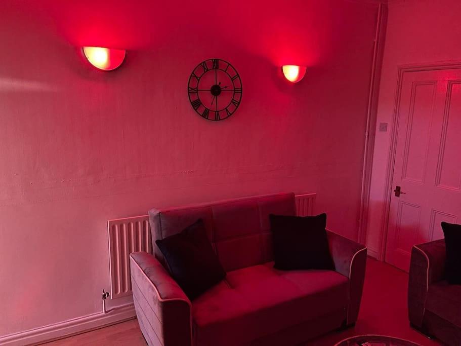 3 Bedrooms Comfortable Home With Jacuzzi Hot Tub Sleeps 10 Leicester Extérieur photo