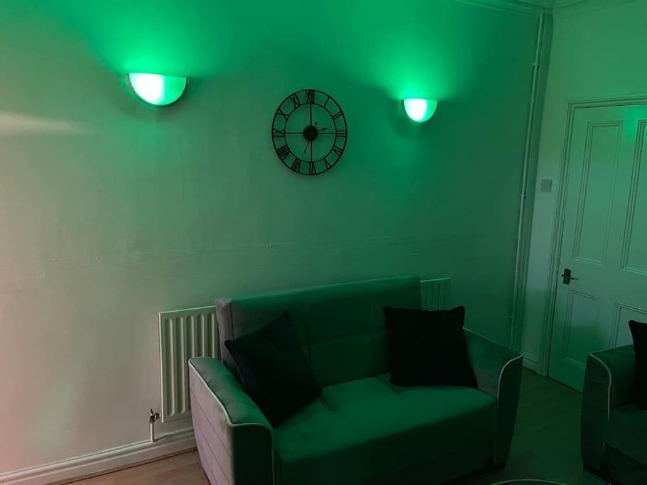 3 Bedrooms Comfortable Home With Jacuzzi Hot Tub Sleeps 10 Leicester Extérieur photo