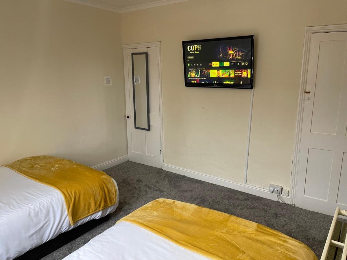 3 Bedrooms Comfortable Home With Jacuzzi Hot Tub Sleeps 10 Leicester Extérieur photo