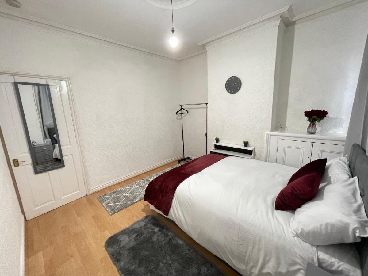 3 Bedrooms Comfortable Home With Jacuzzi Hot Tub Sleeps 10 Leicester Extérieur photo