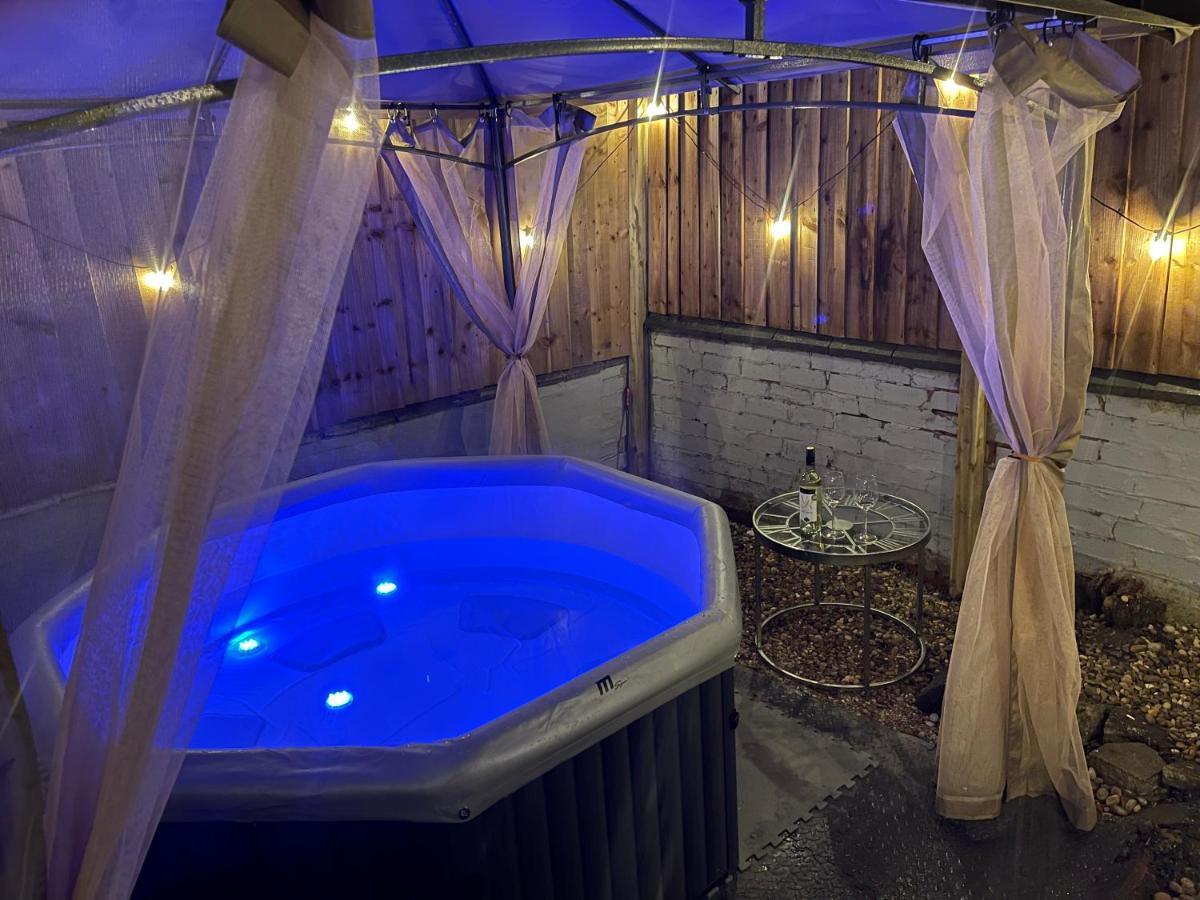 3 Bedrooms Comfortable Home With Jacuzzi Hot Tub Sleeps 10 Leicester Extérieur photo